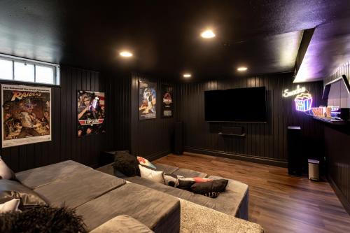 Near Drake/Downtown packed w/Amenities - Hot Tub - Movie Theater in Des Moines, USA
