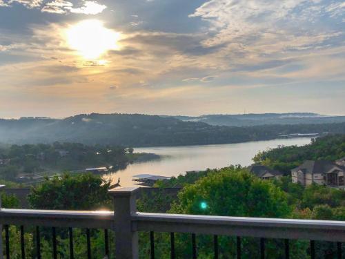 B&B Branson - Lake View! Walk-In 3 BR Condo - Outdoor Pool - FREE TICKETS INCLUDED - TRH6-6 - Bed and Breakfast Branson