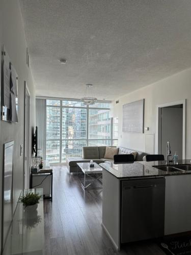 Newly updated 3BR, 2Bath in Downtown Toronto beside Union Station & Scotia Bank Arena!