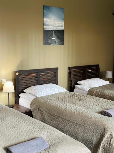 3 twin beds