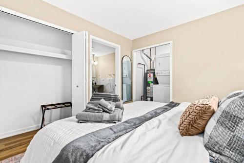 1st Floor 1BR Flat, King Bed, End Unit in Roseville, USA