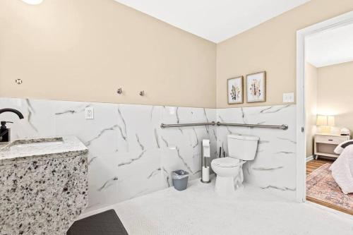 1st Floor 1BR Flat, King Bed, End Unit in Roseville, USA