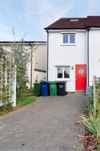 Oprema, Pass the Keys Modern & Spacious 1 Bed Terrace with Free Parking in Trumpington