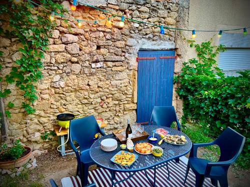 Maison de village avec jardin à 3 km des plages.