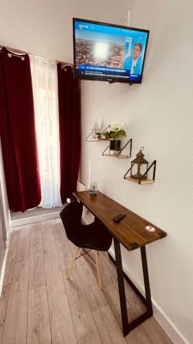 HOTEL LOUVAIN – Paris, TX