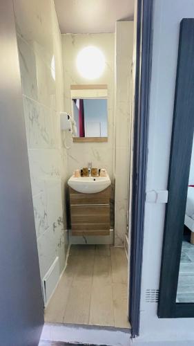 HOTEL LOUVAIN – Paris, TX