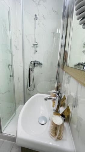 HOTEL LOUVAIN – Paris, TX