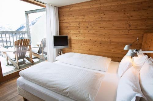 1 king bed, 2 sofa beds