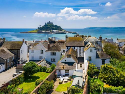 Marazion Beach Town House with Private Parking