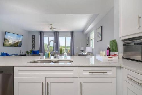 Beachin Sun - Chic Waterfront Retreat! in Ruskin, USA