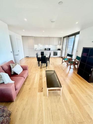 Large Two Bed & Two Bathroom Penthouse That Sleeps 6