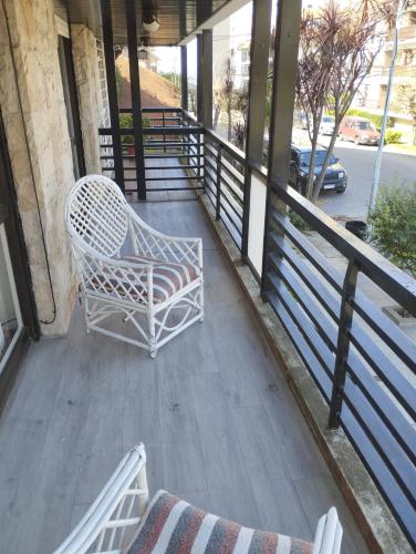 Cómodo y luminoso TRES AMB con balcón en Playa Grande