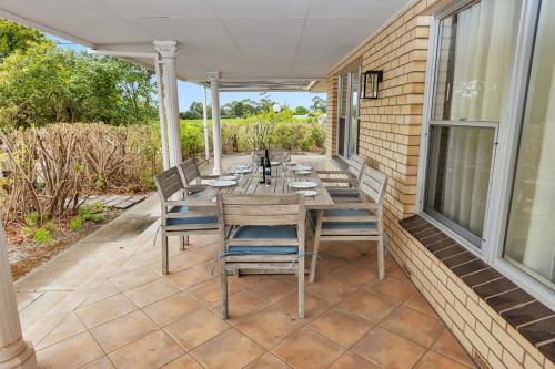 Mid Century 4 Bedroom Getaway in Barossa Vineyard