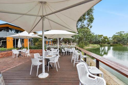 Mid Century 4 Bedroom Getaway in Barossa Vineyard