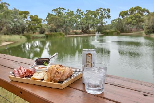 Mid Century 4 Bedroom Getaway in Barossa Vineyard