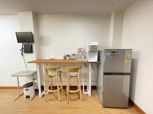 Modern 5-Bedroom Townhome near MRT and Local Charm - image 7