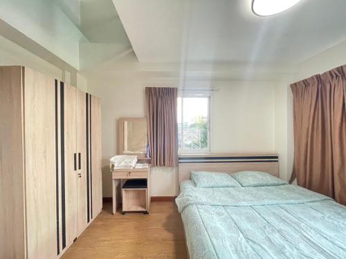 Modern 5-Bedroom Townhome near MRT and Local Charm - image 10