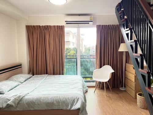 Modern 5-Bedroom Townhome near MRT and Local Charm - image 14