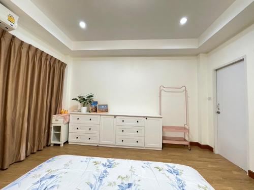 Modern 5-Bedroom Townhome near MRT and Local Charm, Bangkok (fotografie 9)