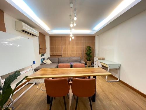 Modern 5-Bedroom Townhome near MRT and Local Charm, Bangkok (fotografie 2)