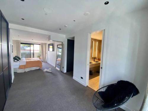 Entertainers penthouse with 5 bedrooms pool & spa