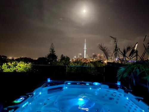 Entertainers penthouse with 5 bedrooms pool & spa