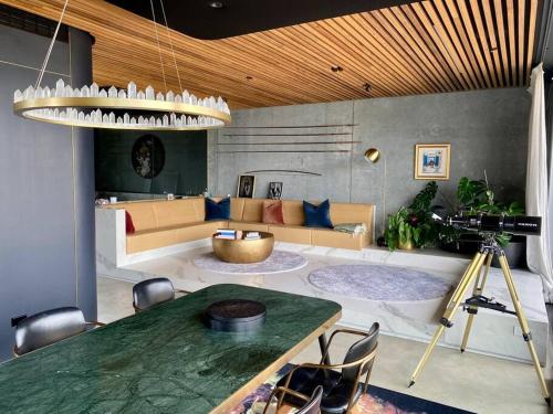 Entertainers penthouse with 5 bedrooms pool & spa