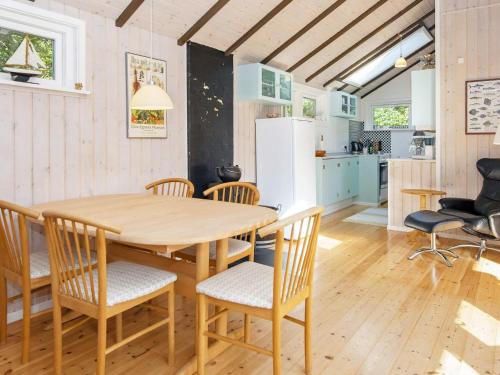 บริการและสิ่งอำนวยความสะดวก, 6 person holiday home in Glesborg-By Traum in เฟียลเลอรูป