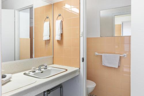 Red Carpet Motel Room Type - Budget Twin Room