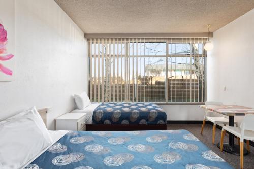 紅地毯汽車旅館 (Red Carpet Motel) in 甘比爾山