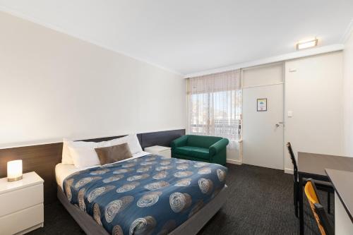 紅地毯汽車旅館 (Red Carpet Motel) in 甘比爾山