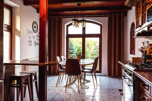 кухня, Dom na wzgórzu z widokiem na jezioro z balią i sauną (Dom na wzgorzu z widokiem na jezioro z balia i sauna) in Лінія