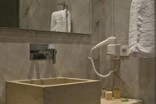 Elia Zampeliou Hotel - image 7