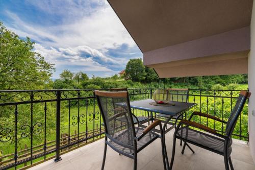 Балкон, Vineyard Cottage Radovlja With Sauna - Happy Rentals in Смаржеське Топліце