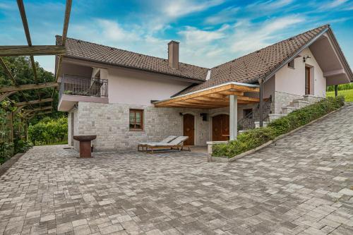 Балкон, Vineyard Cottage Radovlja With Sauna - Happy Rentals in Смаржеське Топліце