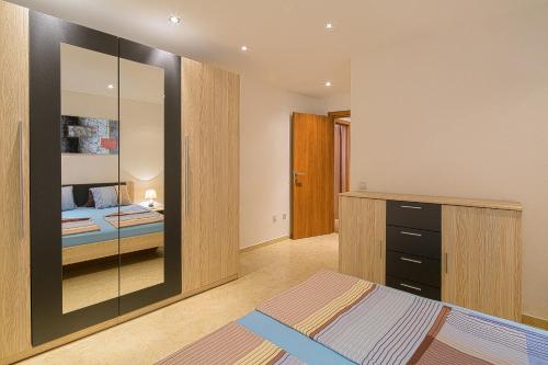 Montelux Apartments - image 4