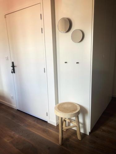 One-Bedroom Apartment image 9