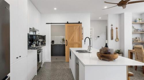 Gypsea at the Bay, 26b Achilles St - Wi-Fi , air con, luxury and linen