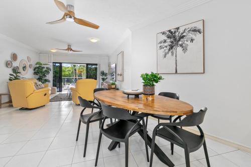 Elegant 3BR Cairns Esplanade Apartment with Pool