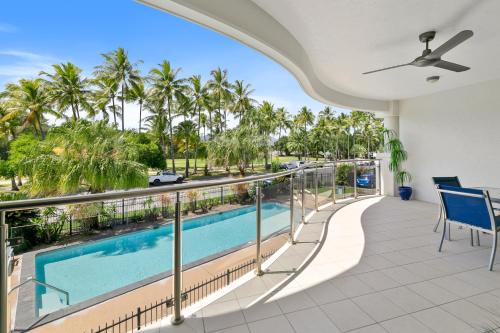Elegant 3BR Cairns Esplanade Apartment with Pool