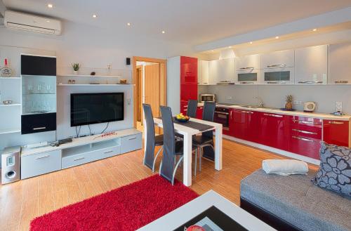 Montelux Apartments - image 5