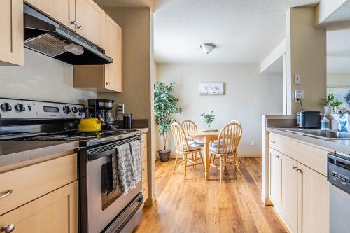 Beautiful and cozy one bedroom apartment -WiFi, BBQ, Patio, Dog park, close to Greenlake and Northgate