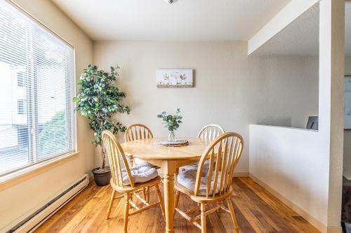 Beautiful and cozy one bedroom apartment -WiFi, BBQ, Patio, Dog park, close to Greenlake and Northgate