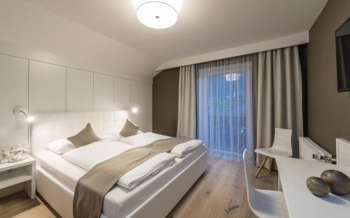 1 queen bed, 2 sofa beds