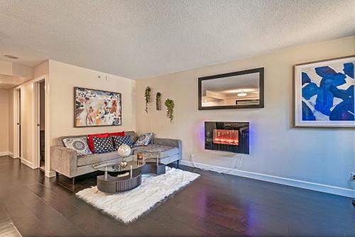 Prime 2-BR Duplex in Yaletown: Experience Luxury with Fireplace & Den