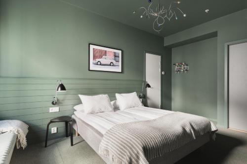 2 twin beds, 1 sofa bed