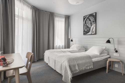 1 queen bed, 1 sofa bed