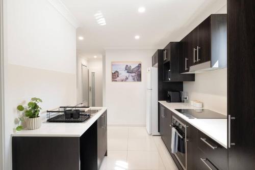 Private, Air-Con, Full Kitchen & Close to Transport