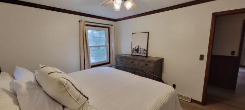 Best Hocking Hills Cabin with Hot tub sleeps 8 Red Brick Ranch in Logan, USA