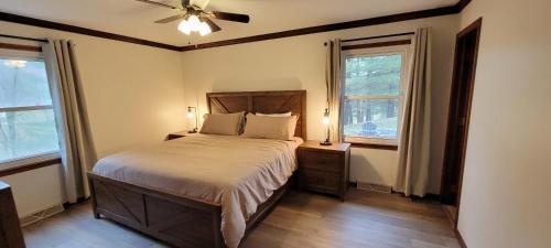 Best Hocking Hills Cabin with Hot tub sleeps 8 Red Brick Ranch in Logan, USA